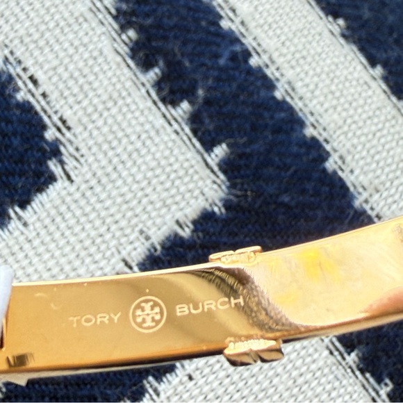 Tory Burch Classic Logo Hinge Bangle 168864 IN TORY GOLD 170$ - Picture 6 of 10